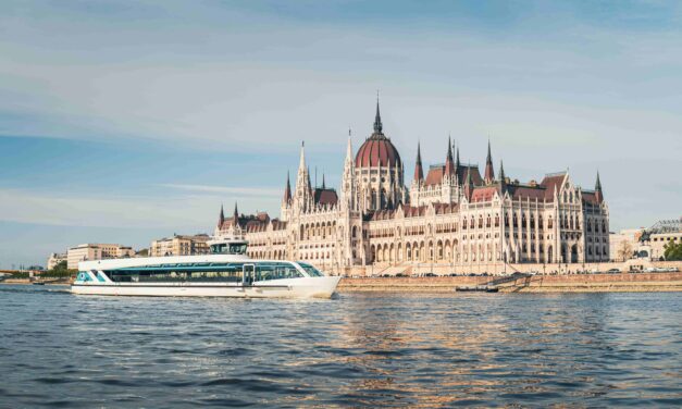 Így néz ki közelről Budapest új panorámahajója, ahol 136 négyzetméternyi üveg veszi körül az utasokat