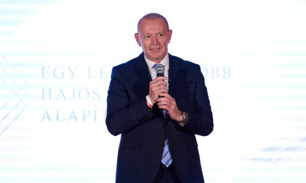 Győrfi Pál is kitüntetést kapott karitatív munkája elismerésként