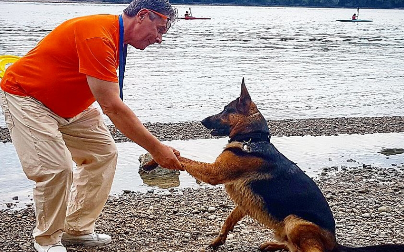 Dr. Varga Károly gyerekorvos kutyájával, de köpeny nélkül rendel