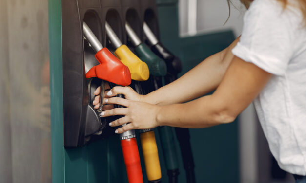 Olcsó benzin, dráguló jövő: az árstop visszafogja a klímacélokat