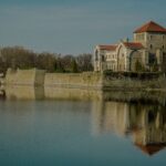 Regélő kisvonatokkal ünneplik Jókai Mór születésének 200. évfordulóját
