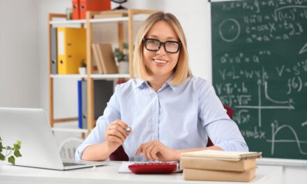 Az iskolákban már kicsengettek, de a tanároknak AI-képzéssel indul a július