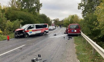 Összeütközött két személygépkocsi !