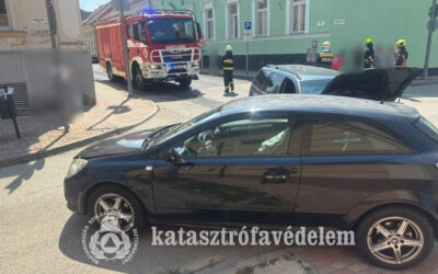 Összeütközött két személygépkocsi Nagykanizsán, a Királyi Pál utcában.