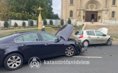 Összeütközött két személygépkocsi !