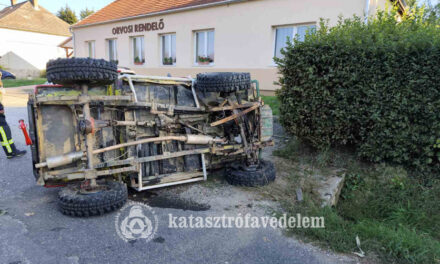 Parkoló autónak ütközött, majd felborult egy  terepjáró !