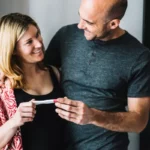 Végleges: eltörlik a 41 éves korhatárt a CSOK Plusznál a várandós édesanyáknak