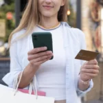 Dagadnak a tartozások, miközben készpénzt is egyre többen vesznek fel hitelkártyával