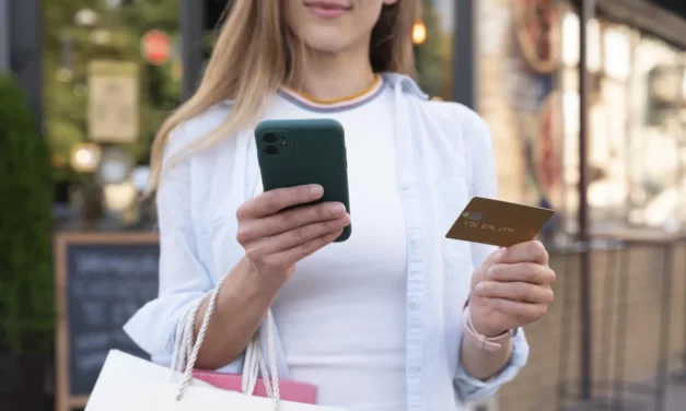 Dagadnak a tartozások, miközben készpénzt is egyre többen vesznek fel hitelkártyával