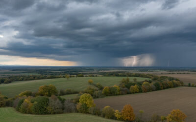 Meteorológia: az erős, viharos szél felkavarhatja a port .