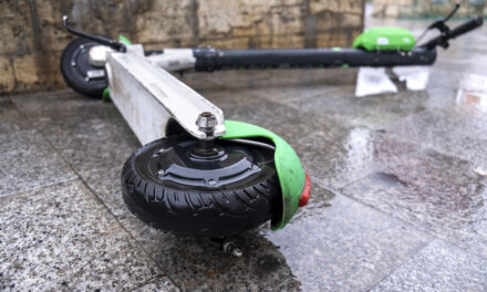 Rekordszámú e-rollerbaleset a nyári hónapokban – minden ötödik gyermek fejsérüléssel került a Bethesda Gyermekkórházba