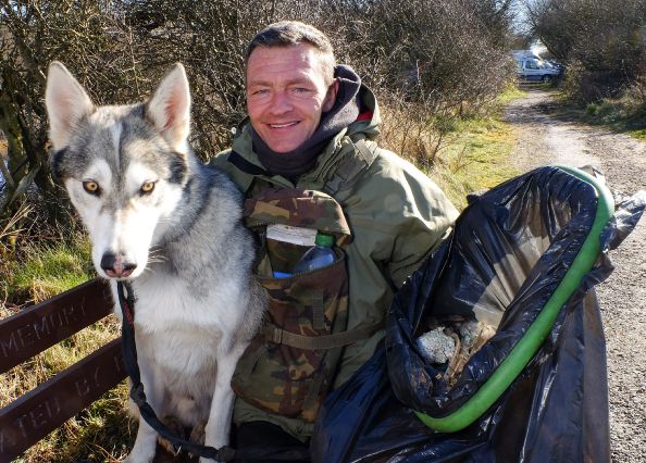 Másfél éve úton van kutyájával és szemetet szednek Nagy-Britannia tengerpartjain 7000 mérföld hosszan