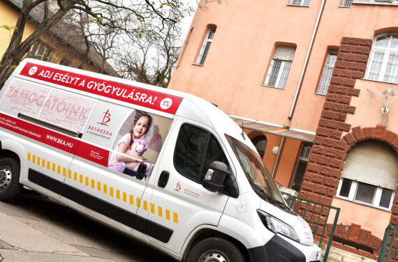 Tízezer lépésből valóság: átadták a Bethesda új, speciális járműveit