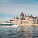 Így néz ki közelről Budapest új panorámahajója, ahol 136 négyzetméternyi üveg veszi körül az utasokat