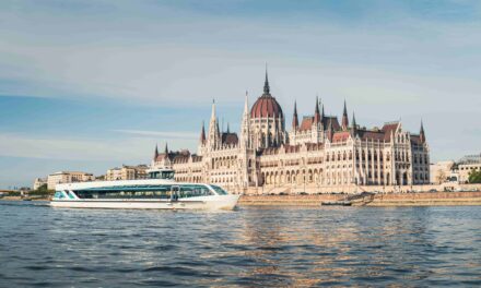 Így néz ki közelről Budapest új panorámahajója, ahol 136 négyzetméternyi üveg veszi körül az utasokat