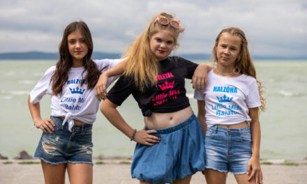 Húsz éve koronáznak királynőket a Balatonnál