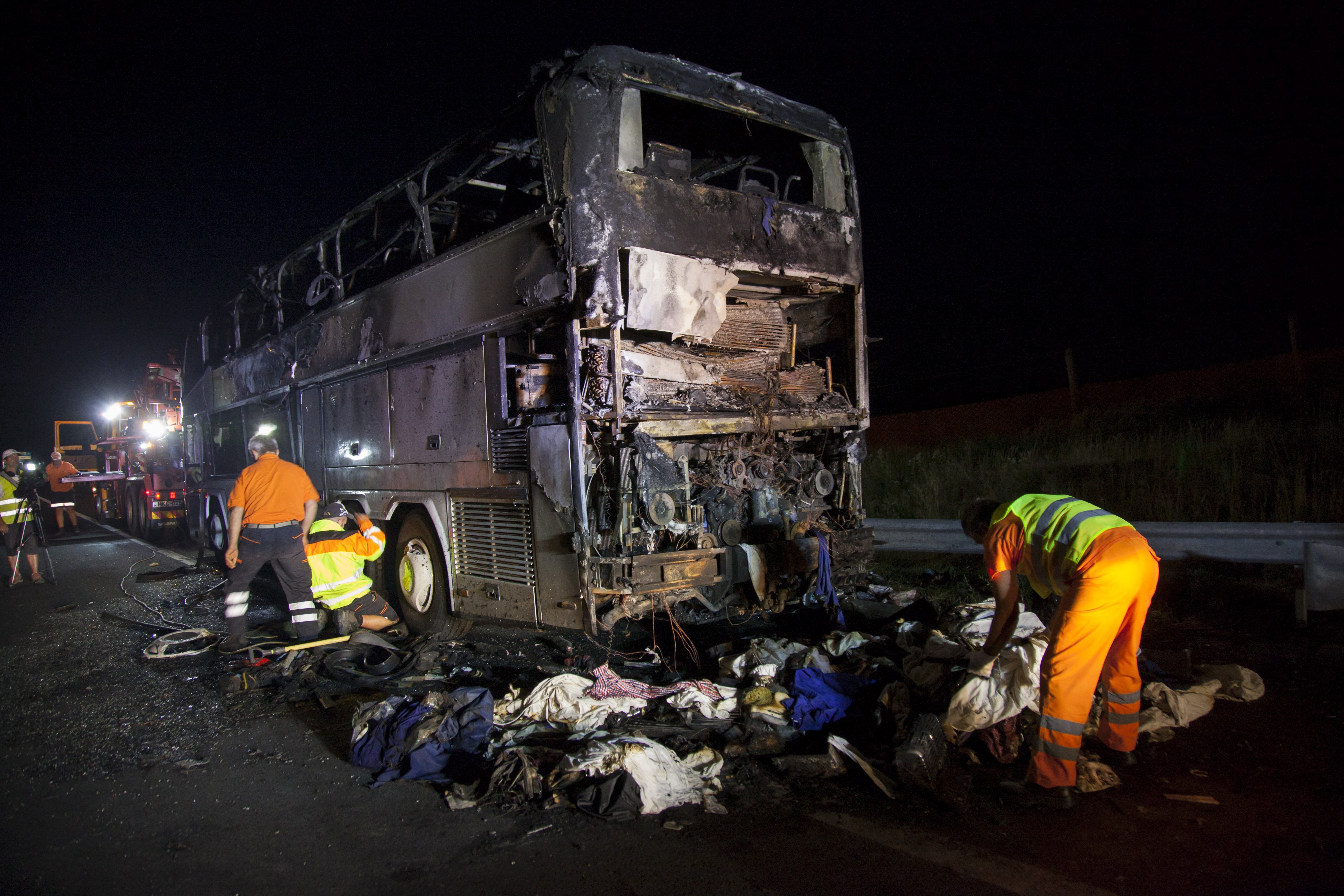 Kiégett egy turistabusz az M7-esen Sormásnál