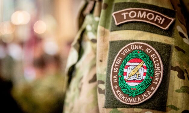 Zászlószentelés a Tomori Pál Katolikus Gimnáziumban