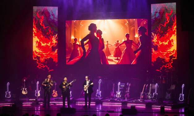 Dupla teltház előtt léptek fel gitárvirtuózok az Erkel Színházban