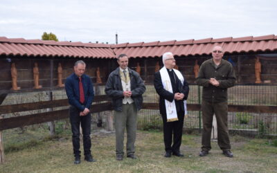 Dinnyésen felavatták a világ leghosszabb szentszobor-falát