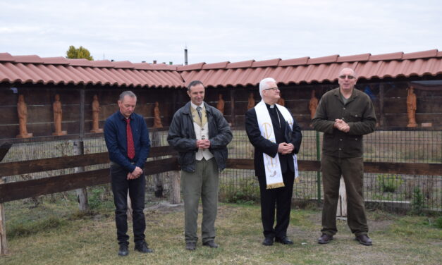 Dinnyésen felavatták a világ leghosszabb szentszobor-falát
