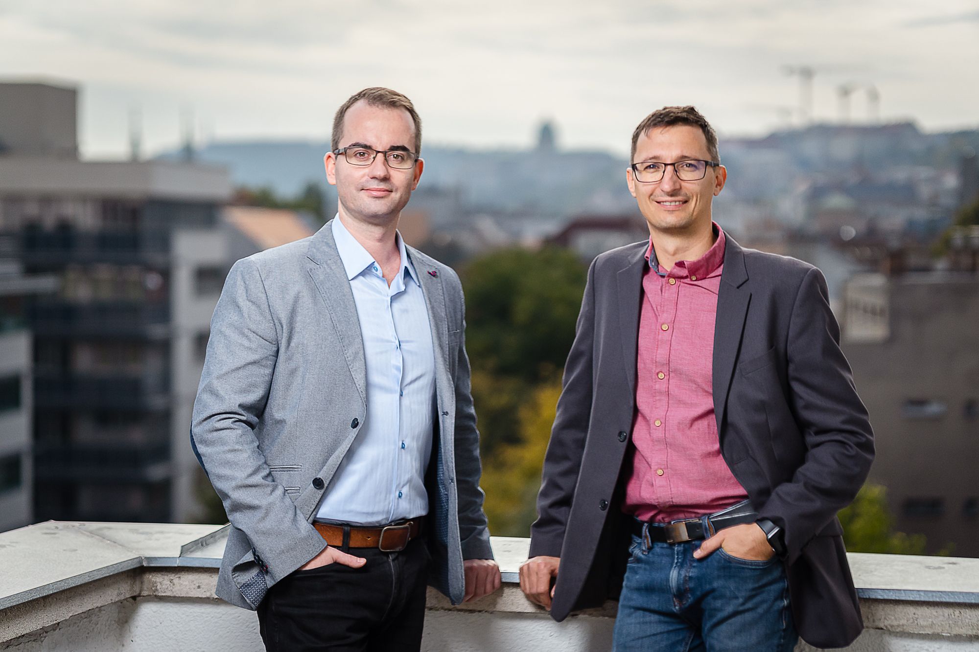 Gál István – ügyvezető, igazgatóság elnöke (jobb oldali férfi) Szoboszlai István – technológiai vezető, igazgatósági tag (1)
