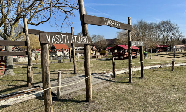 Kisvasút indul a Várparkban