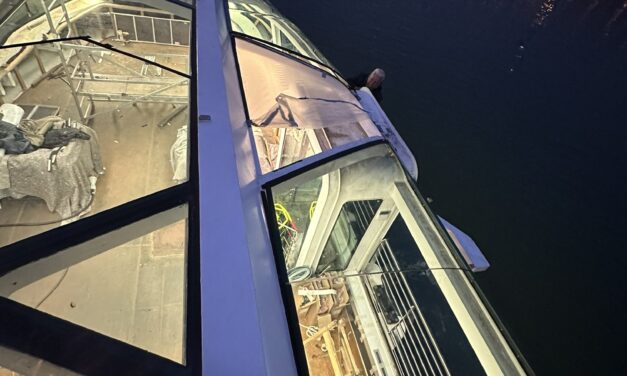Darukkal kerültek helyükre az óriásüvegek, a Dunán fejezték be a panorámahajót