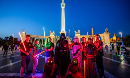 Fénykardokkal árasztották el a Hősök terét a Star Wars rajongók