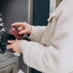 Hiába a rekord ATM-szám, visszaszorulóban a készpénzfelvétel Magyarországon