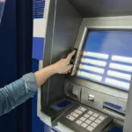 Nem a készpénz, a bankpénztár tűnik el: tízből hét befizetés már ATM-en történik