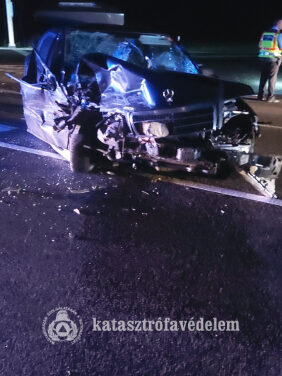 Összeütközött két személyautó a 86-os főúton !
