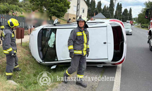 Árokba borult egy személygépkocsi Pogányszentpéteren !