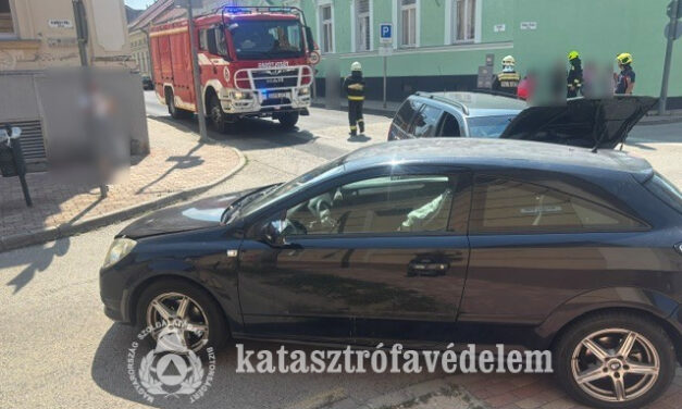 Összeütközött két személygépkocsi Nagykanizsán, a Királyi Pál utcában.