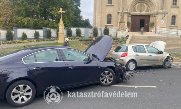 Összeütközött két személygépkocsi !