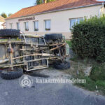 Parkoló autónak ütközött, majd felborult egy  terepjáró !