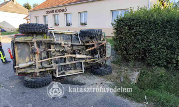 Parkoló autónak ütközött, majd felborult egy  terepjáró !