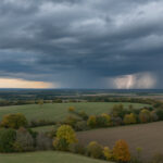 Meteorológia: az erős, viharos szél felkavarhatja a port .