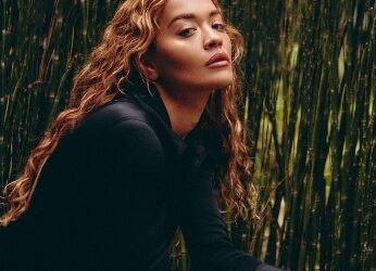 RITA ORA ÉS BRANDY ALAKÍTJA HAMUPIPŐKÉT ÉS A SZÍV KIRÁLYNŐT A „DESCENDANTS: WICKED WONDERLAND” FILMBEN
