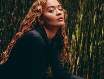 RITA ORA ÉS BRANDY ALAKÍTJA HAMUPIPŐKÉT ÉS A SZÍV KIRÁLYNŐT A „DESCENDANTS: WICKED WONDERLAND” FILMBEN