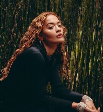 RITA ORA ÉS BRANDY ALAKÍTJA HAMUPIPŐKÉT ÉS A SZÍV KIRÁLYNŐT A „DESCENDANTS: WICKED WONDERLAND” FILMBEN