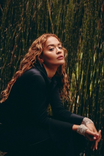 RITA ORA ÉS BRANDY ALAKÍTJA HAMUPIPŐKÉT ÉS A SZÍV KIRÁLYNŐT A „DESCENDANTS: WICKED WONDERLAND” FILMBEN