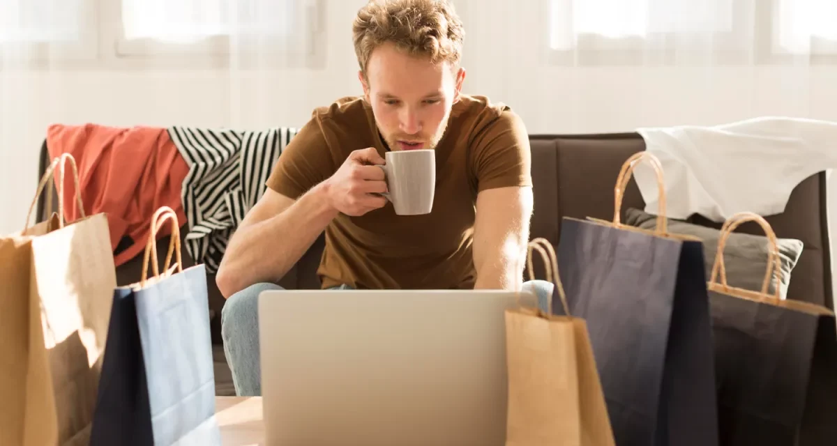 Sokkoló fordulat az online bankkártyás vásárlásokban: már több pénz mehet külföldre, mint a magyar webshopokba
