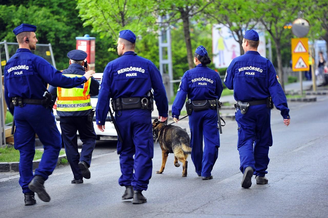 rendőrök