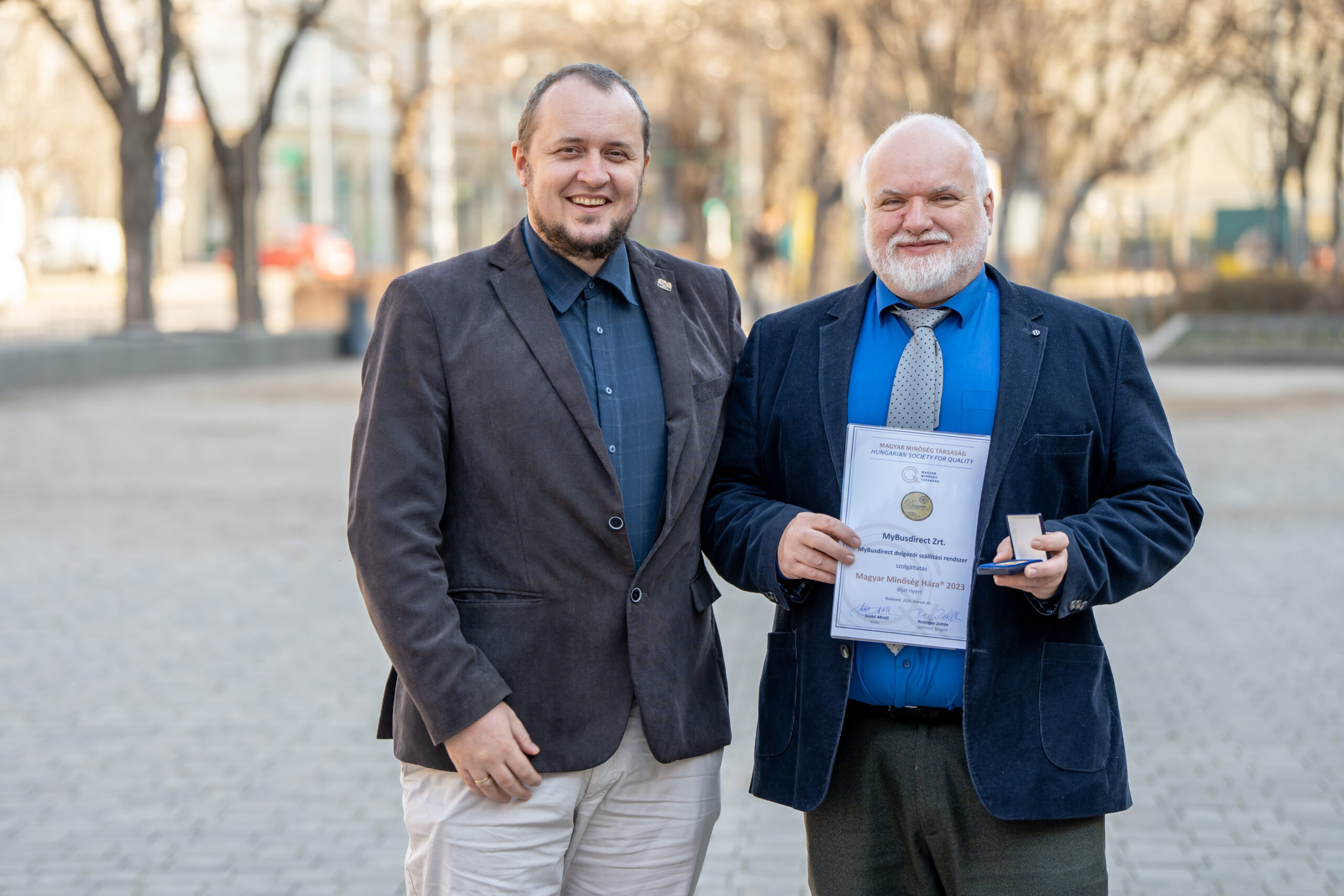 szemből baloldalon Demeter József, MyBusDirect Zrt. Kereskedelmi és Marketing igazgatója, mellette pedig Kiss József, a MyBusDirect Zrt. vezérigazgatója